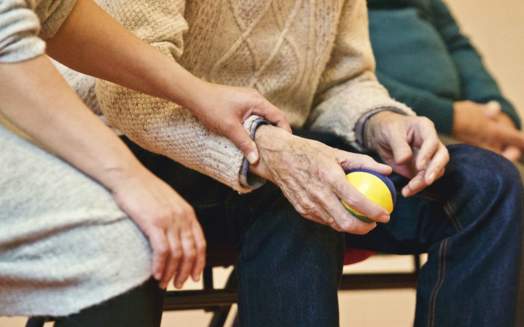 Seniorin und Senior im persönlichen Gespräch