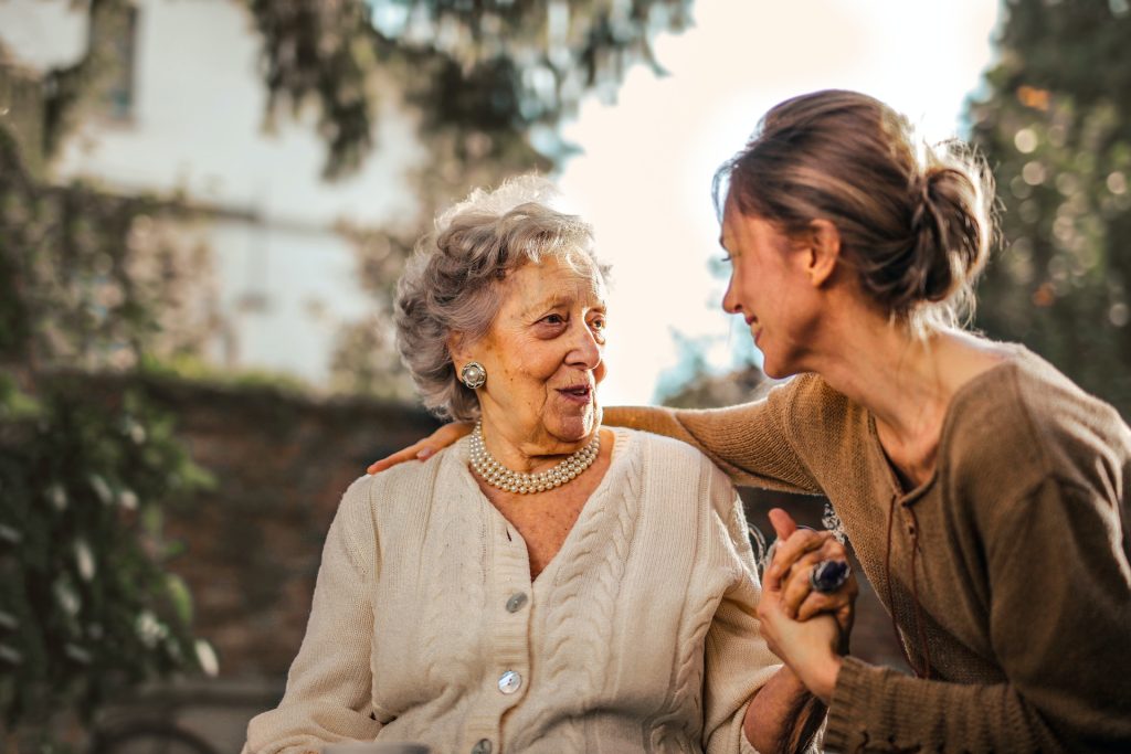 Seniorin im Gespräch mit einer Pflegekraft